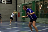  Klaar voor de actie, terwijl Veerle een mooi backhandshot probeert